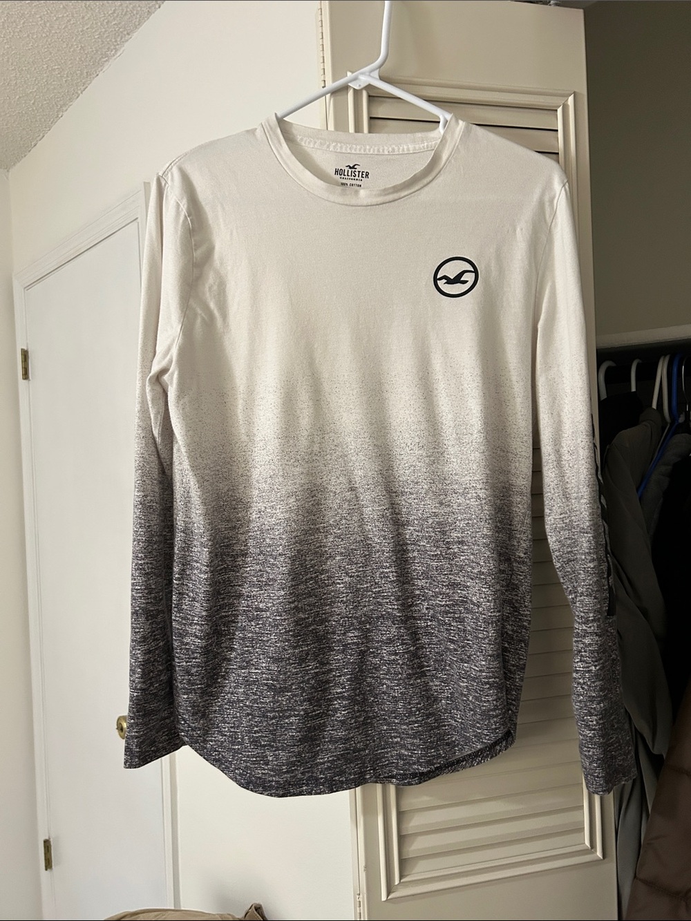 Hollister Men’s Gradient Long-Sleeve Tee in White and Gray
